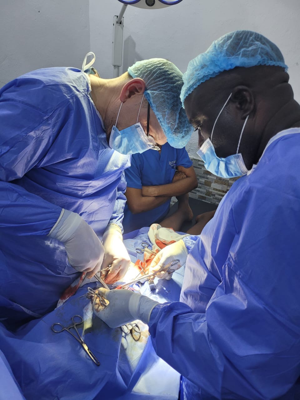 Équipe médicale en intervention au bloc opératoire